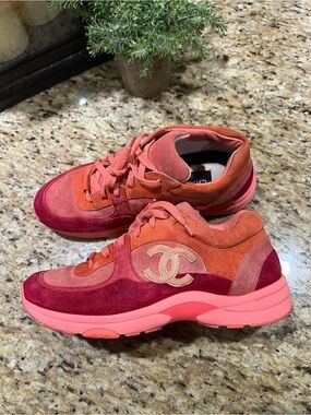 CHANEL Coral, Pink & Burgundy-like Suede CC Logo Sneakers 40